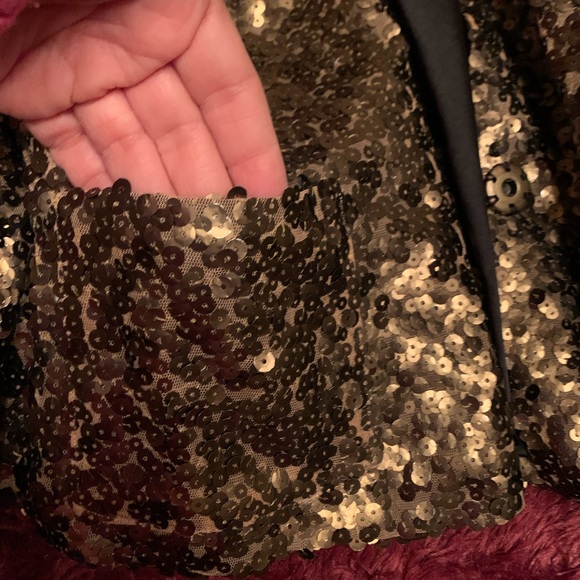 Get an extra pretty look with this versatile gold sequined shrug bolero jacket🌟 - Picture 5 of 7